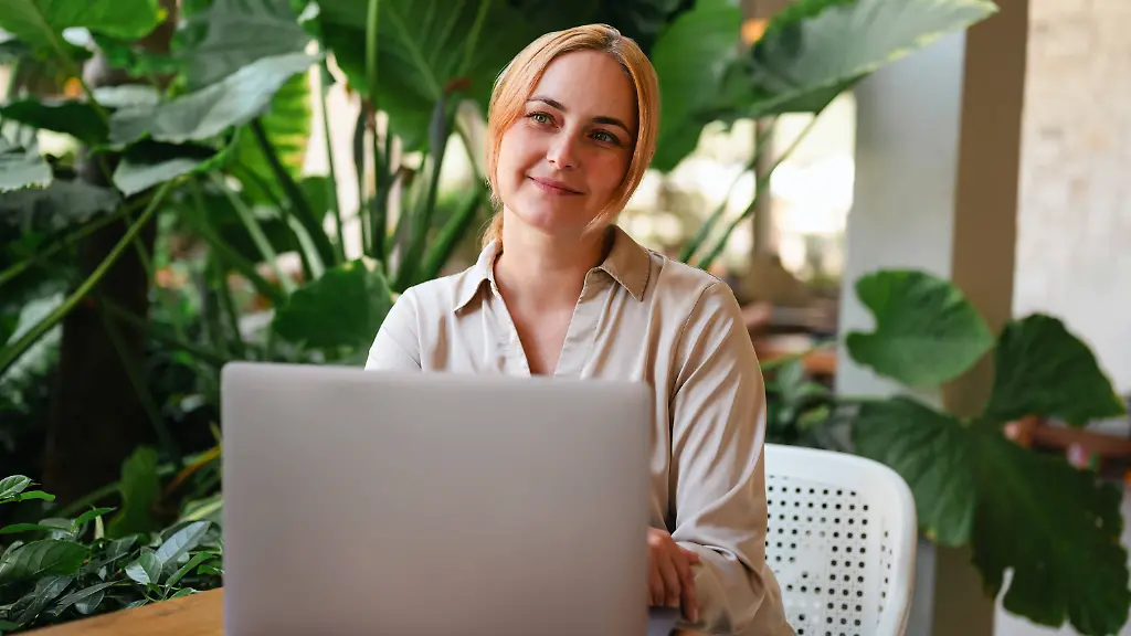 Junge Frau am Laptop